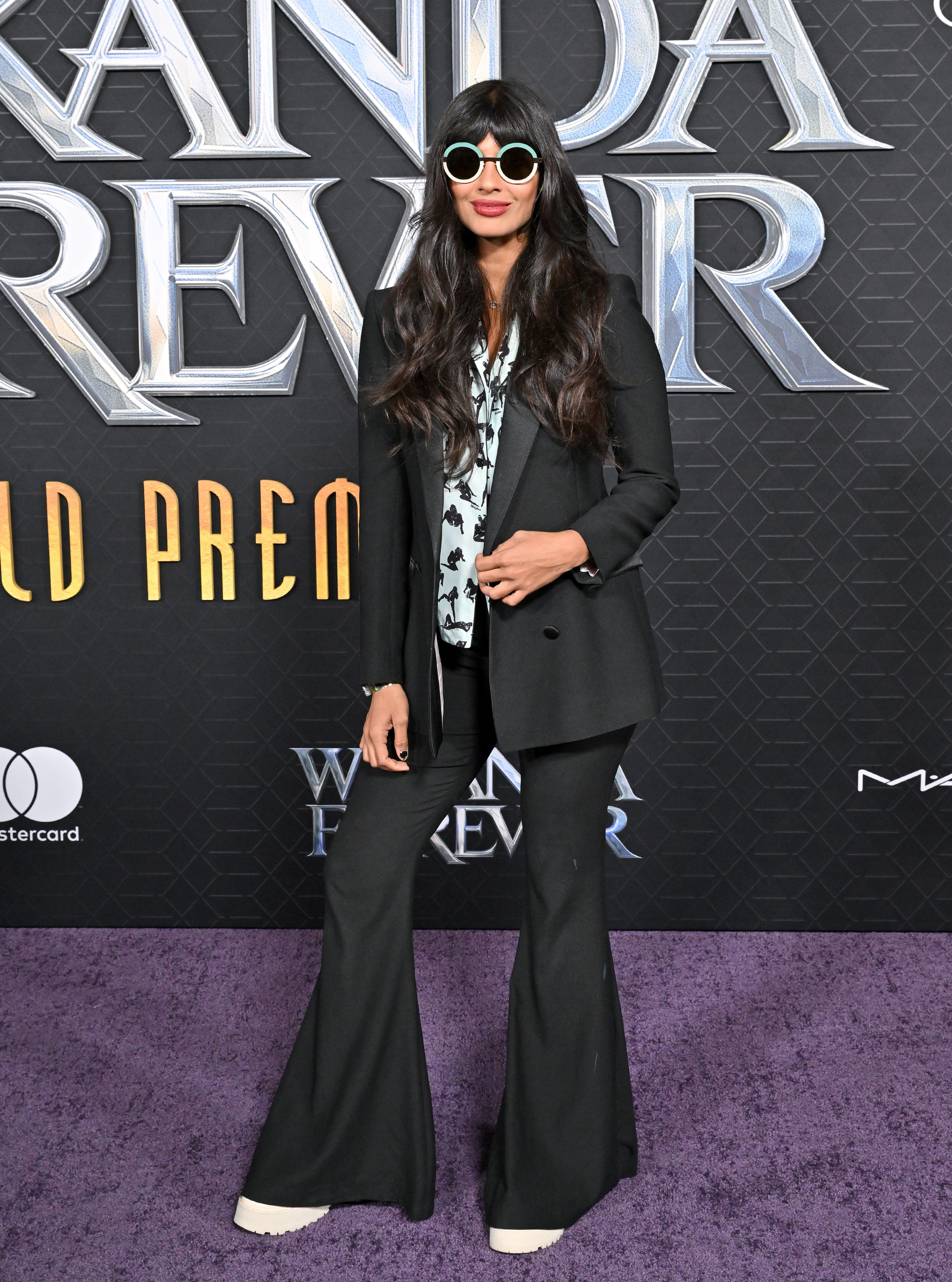 Jameela wore a pantsuit with flared pants