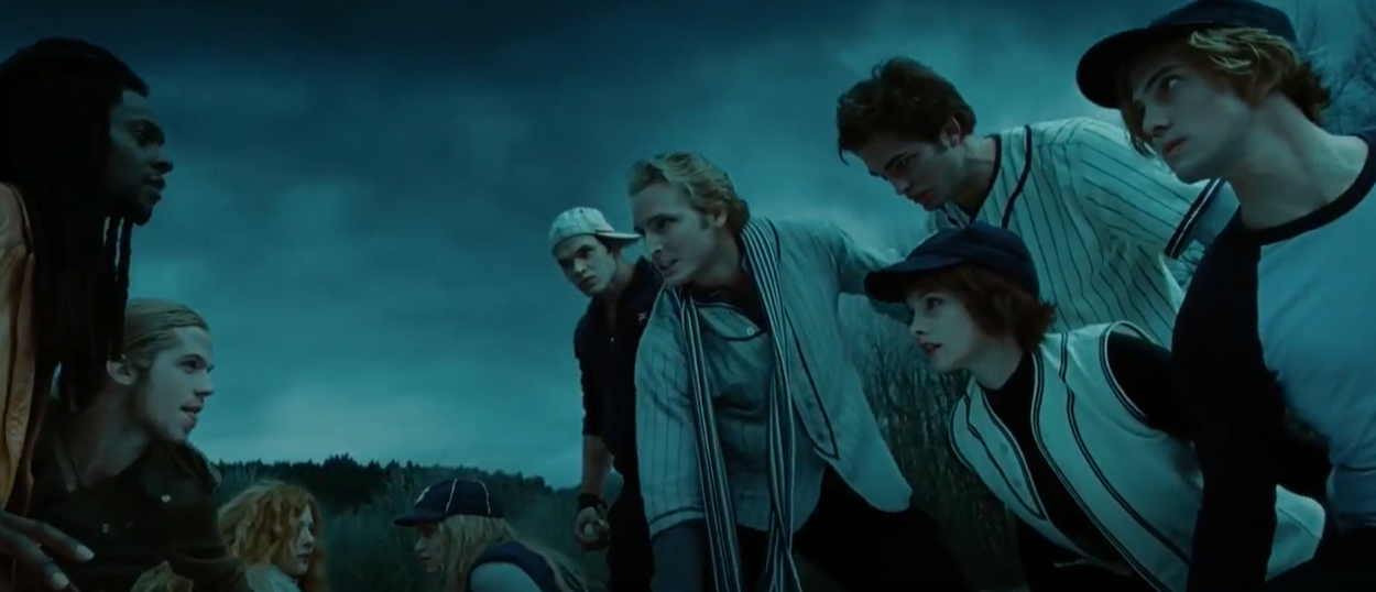 Escena en donde los Cullen se enfrentan a los vampiros en el campo de beisbol