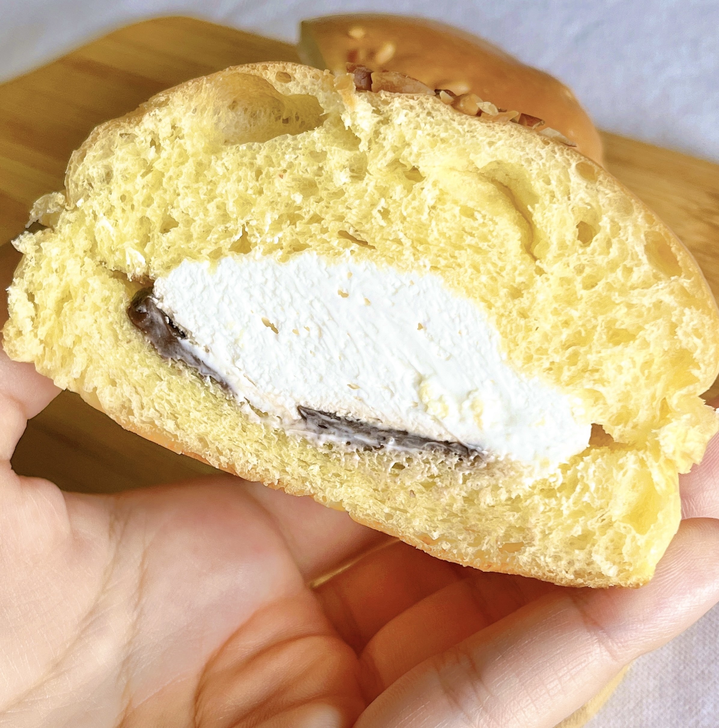 FamilyMart（ファミリーマート）のおすすめのパン「発酵バター入りホイップの生チョコブリオッシュ」