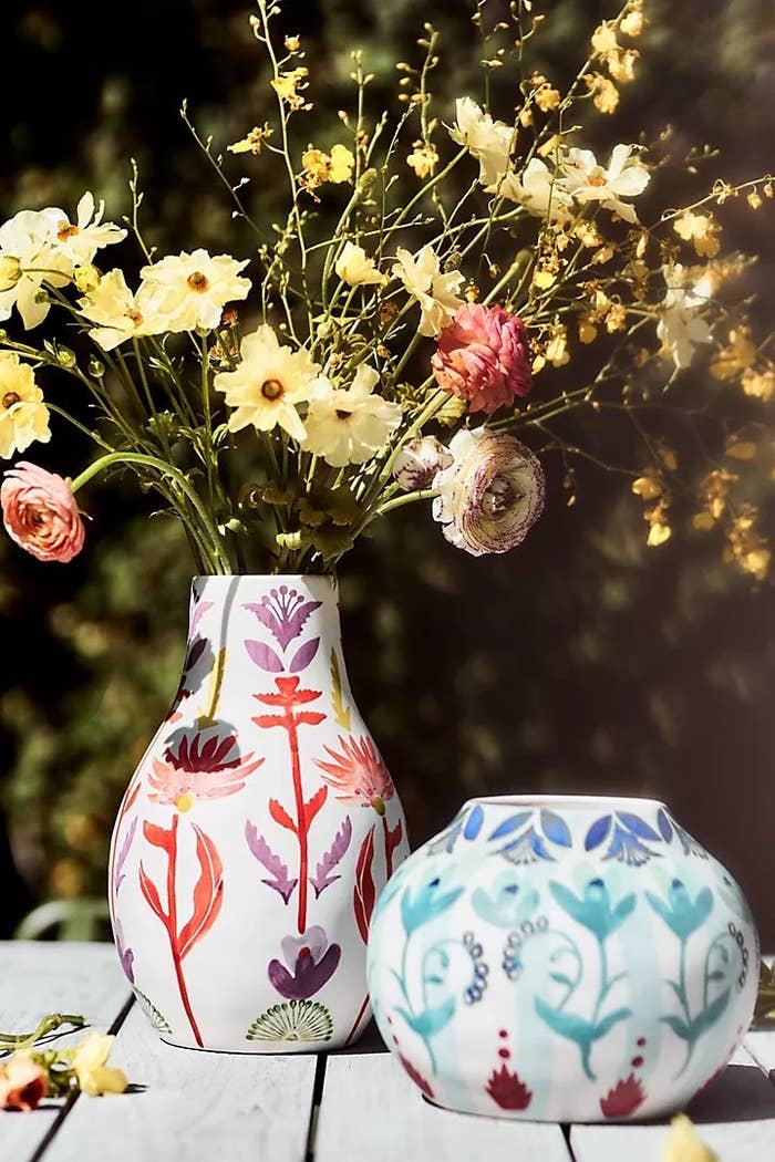 The vases in the colors Pink and Blue