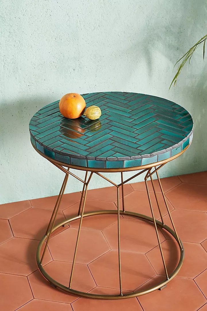 The table in the color Turquoise