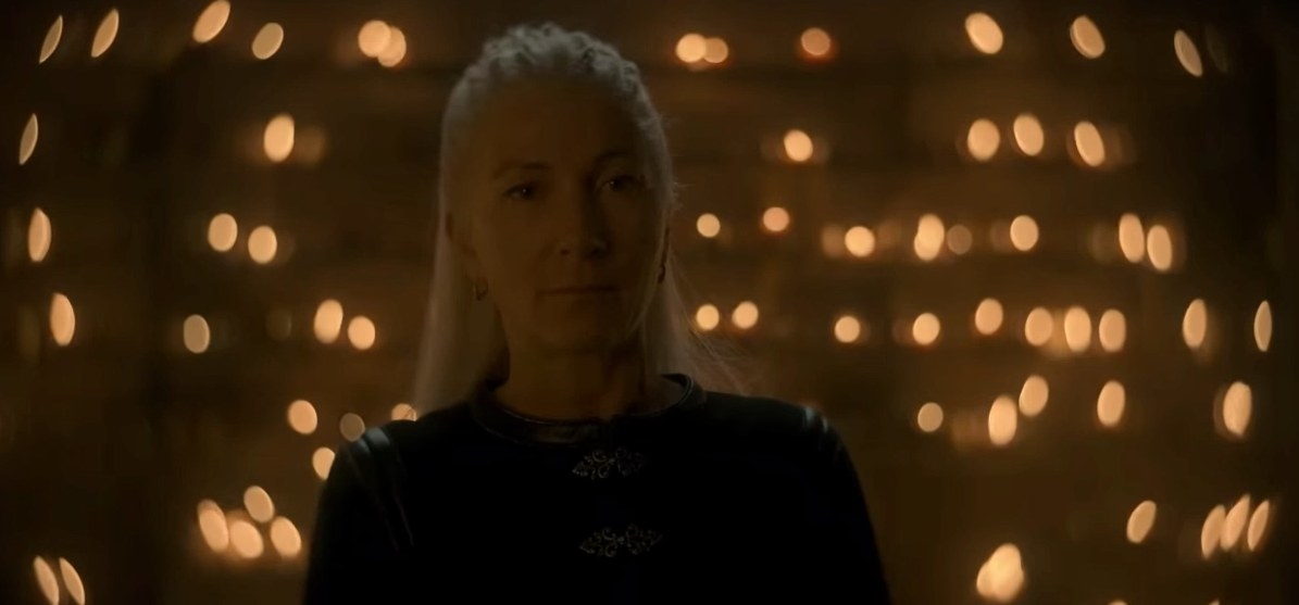 Rhaenys stands in front of candles