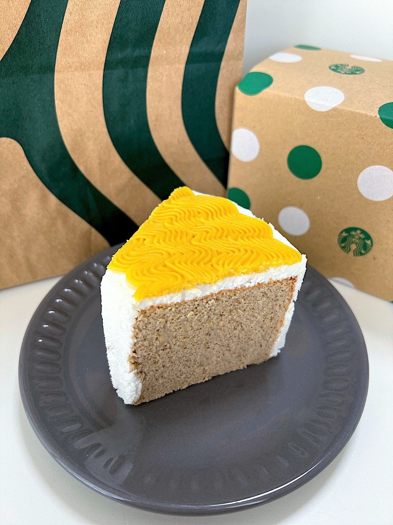 ふわふわすぎてビビった スタバの 雲みたいなスイーツ 口どけの良さに感動したよ