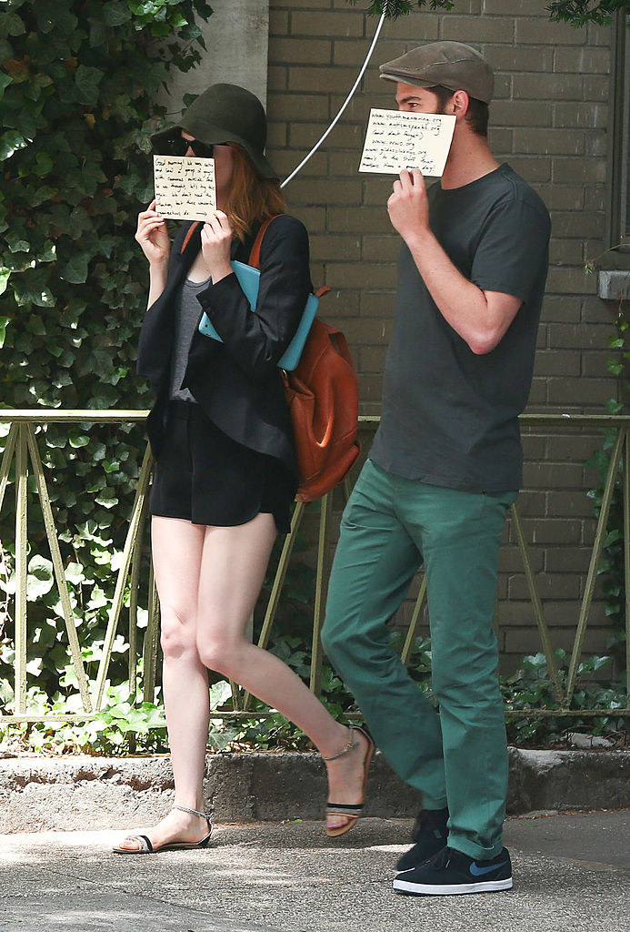 Emma Stone and Andrew Garfield hiding their faces with note cards