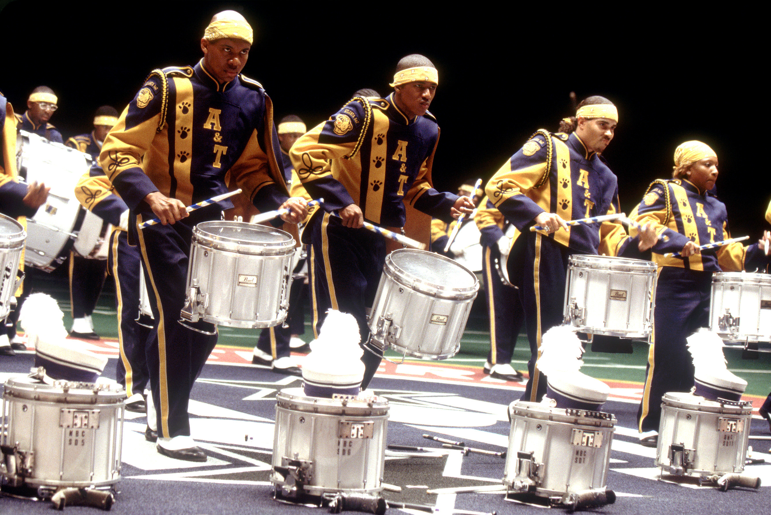 Leonard Roberts and Nick Cannon in a drumline.