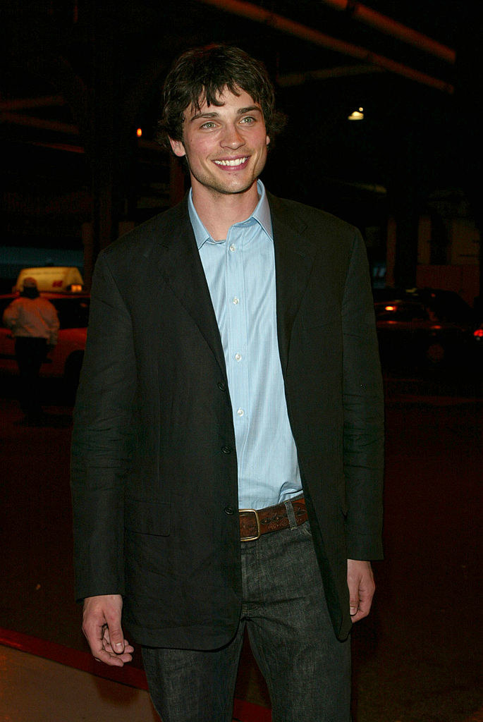 Tom Welling grinning outside