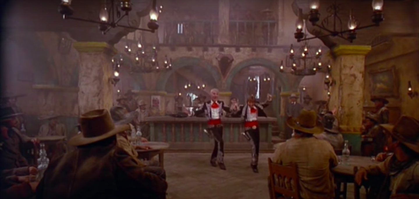 两名穿着愚蠢服装的男人在酒吧跳舞