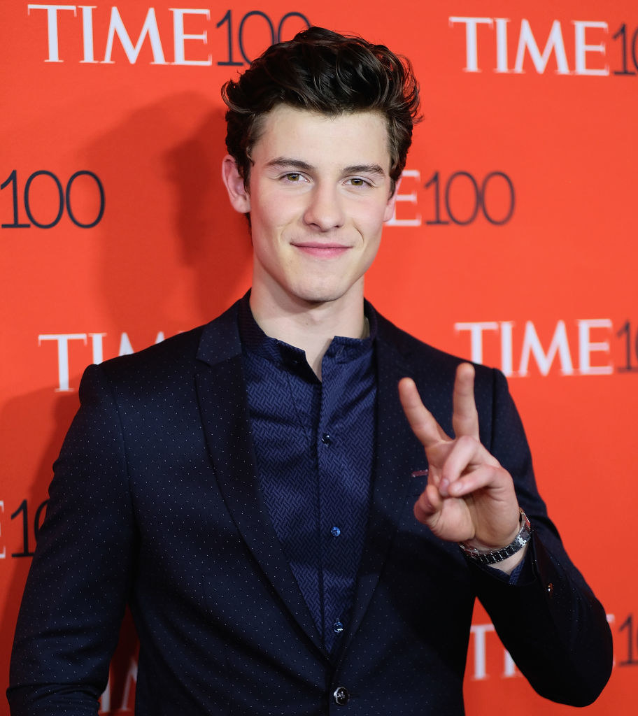 Shawn Mendes giving the peace sign