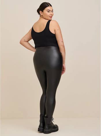 same model showing the back view of the leggings