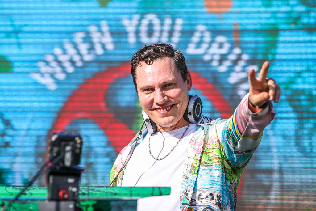 Tiesto giving the peace sign