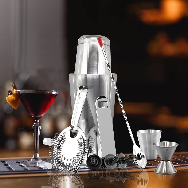 The bartender&#x27;s tool set