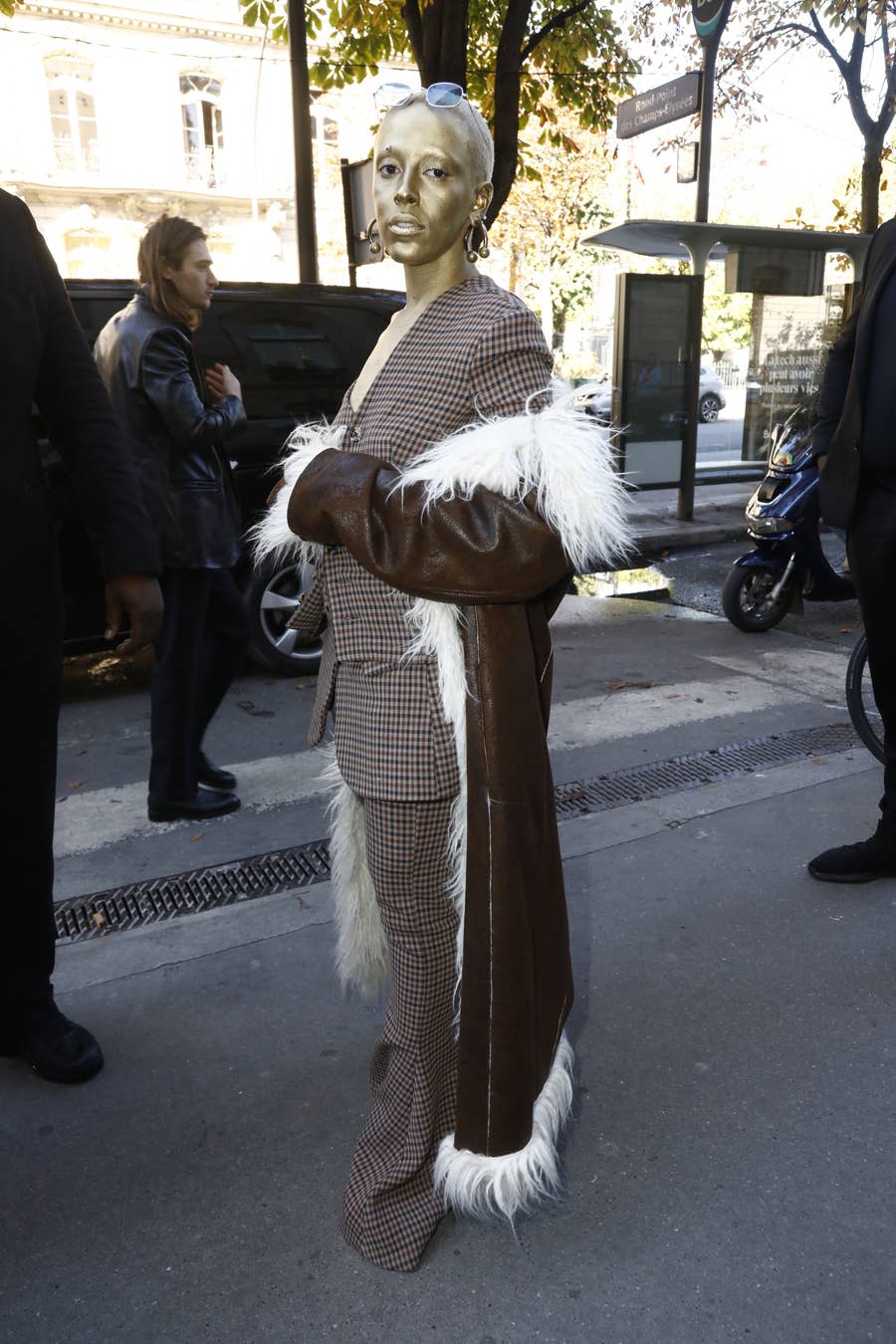 Doja Cat Wore Gold Face Paint At Paris Fashion Week Doja Cat Wore Gold Face Paint At Paris Fashion Week