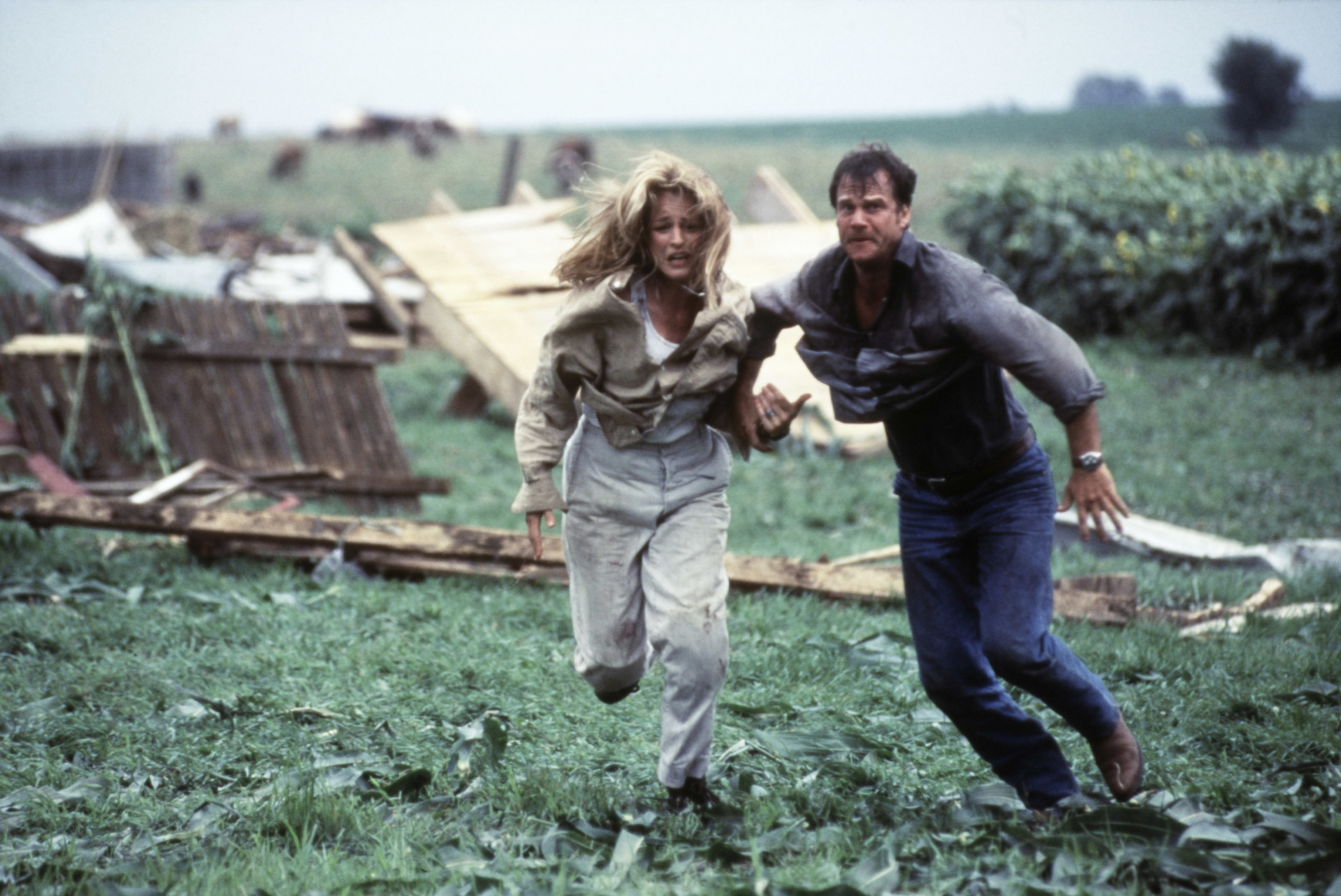 Helen Hunt and Bill Paxton running.