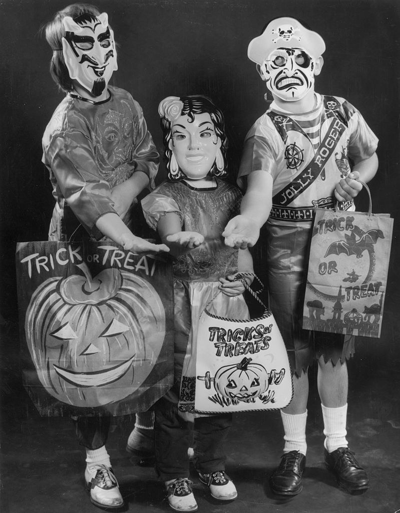 27 Old Halloween Costume Photos Creepy - 10