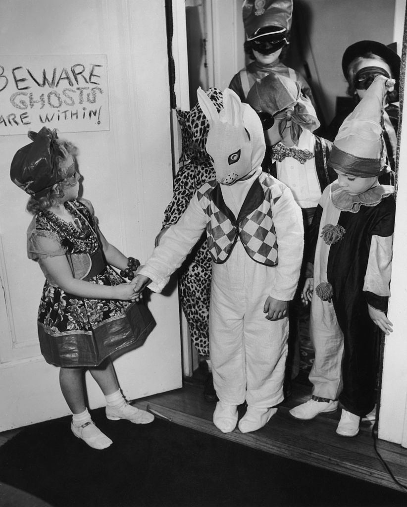 27 Old Halloween Costume Photos Creepy - 29