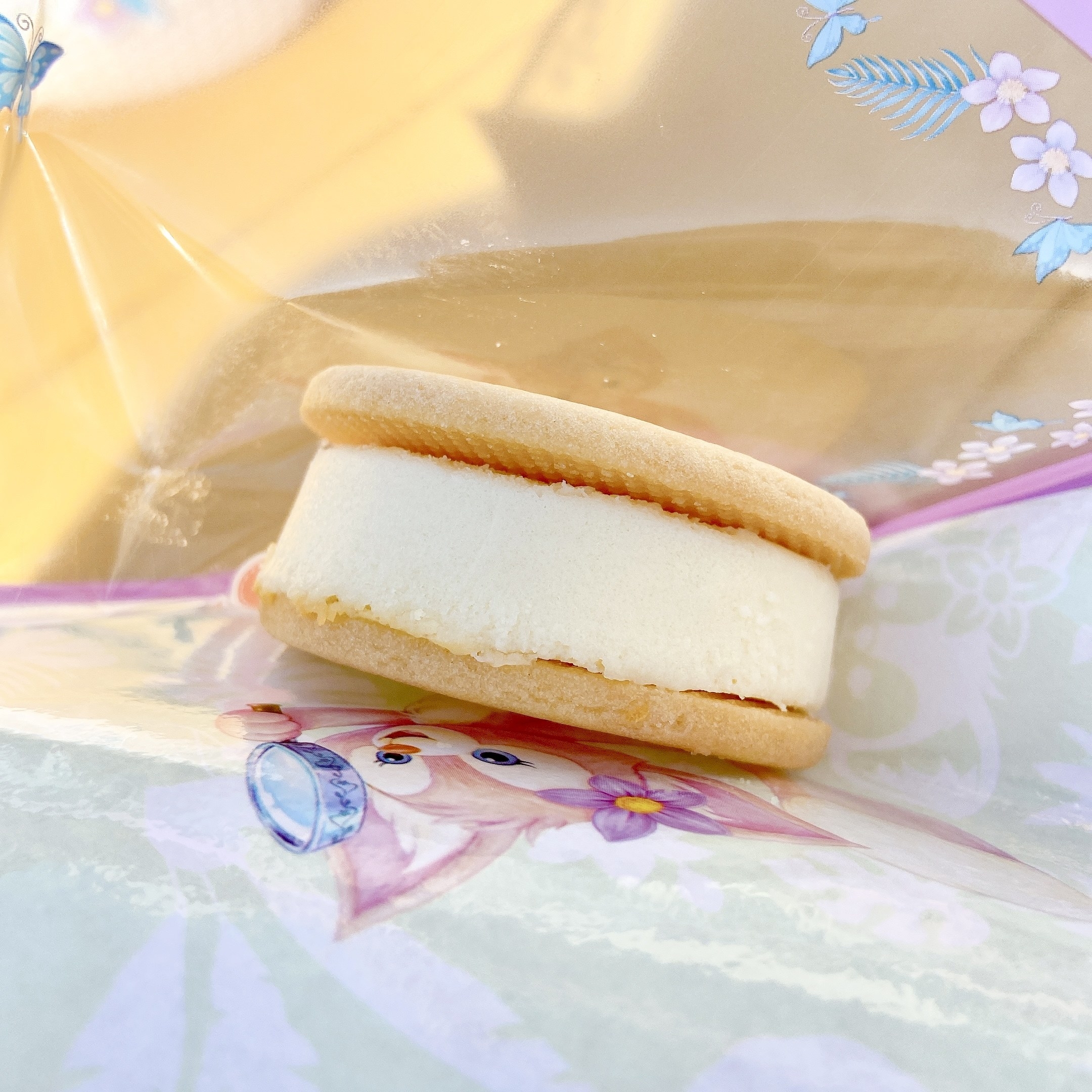 東京ディズニーシーで新登場したリーナ・ベルのおすすめスイーツ「クッキーサンド（チーズクリーム）、スーベニアケース付き」