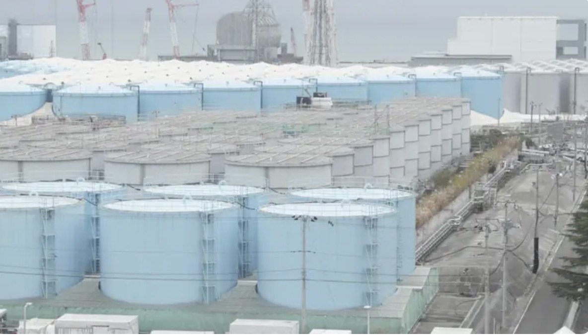 福島第一原発の敷地内に並ぶ処理水を貯蔵するタンク