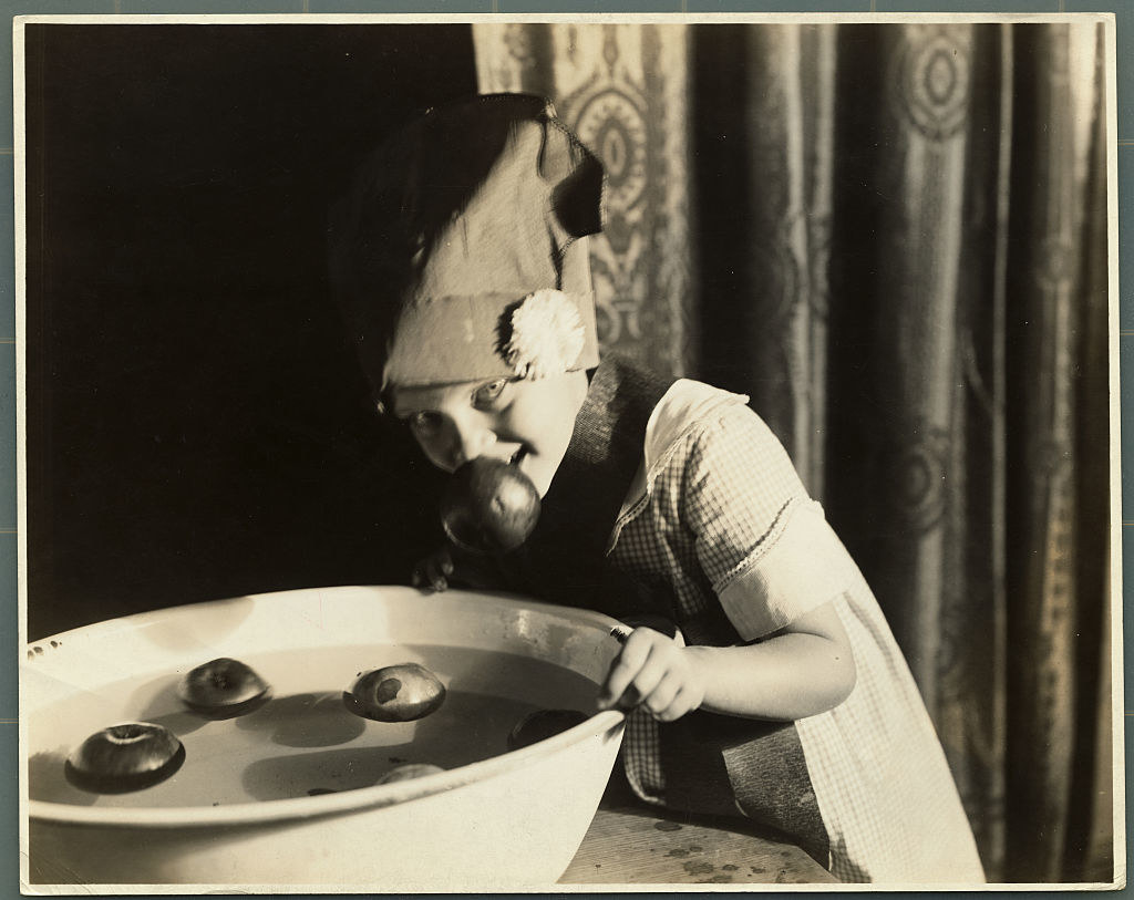 A child bobbing for apples