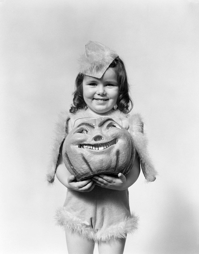 27 Old Halloween Costume Photos Creepy - 64