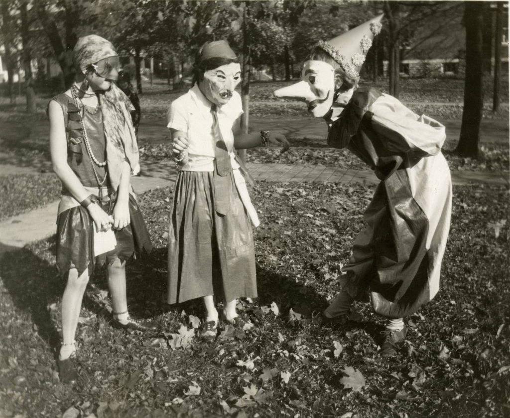 27 Old Halloween Costume Photos Creepy - 34