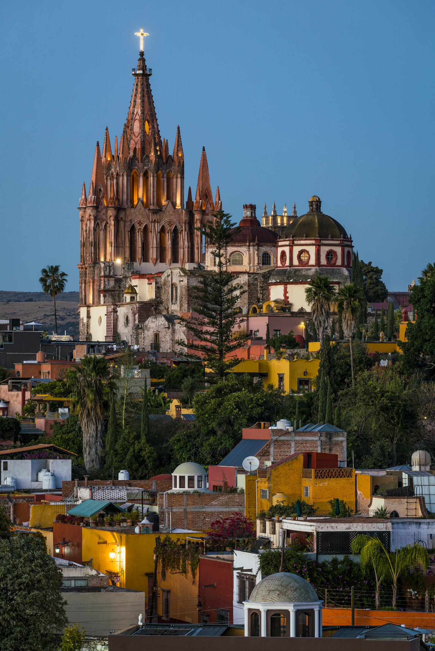 La Parroquia de San MiguelArcángel在黄昏。