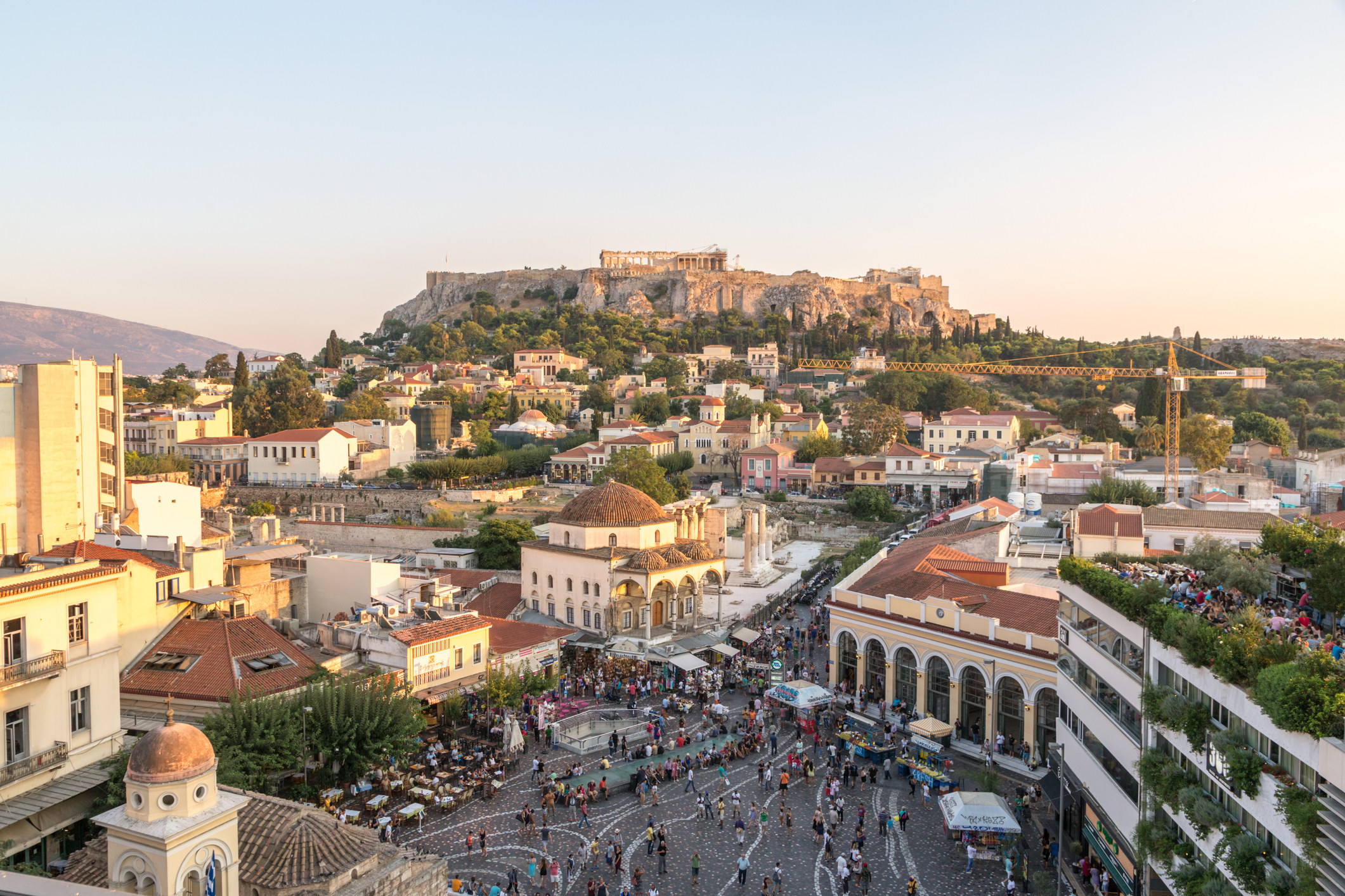 莫纳斯蒂拉基广场（Monastiraki Square）的景色在日落时挤满了游客和雅典卫城。