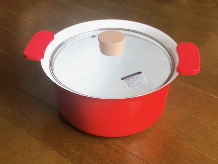 ニトリのオススメのキッチングッズ「IH 両手鍋 20cm レッド(UMAMI)」