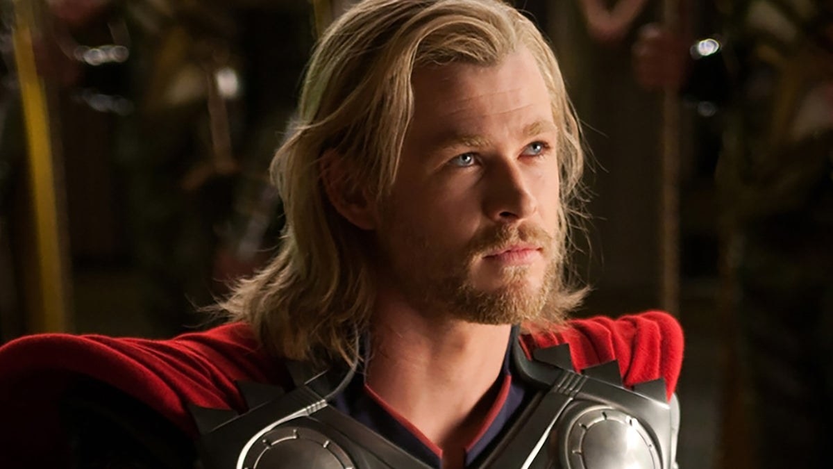 Escena de la película Thor con Chris Hemsworth como Thor el dios del trueno