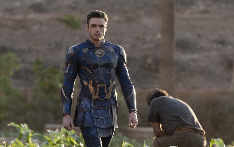 Escena de The Eternals en donde aparece Ikaris caminando