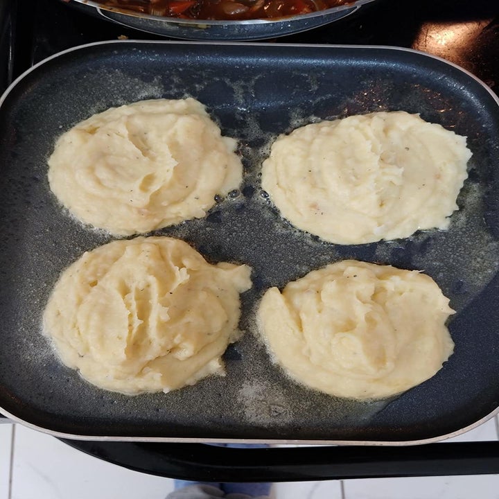 Reviewer using the griddle pan to make potato pancakes