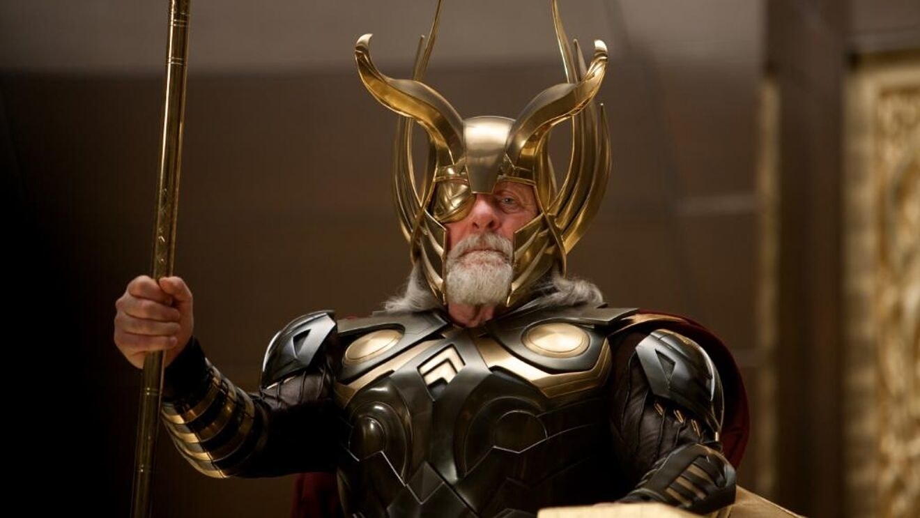 Escena de Thor en donde aparece Anthony Hopkins como Odín, dios nórdico