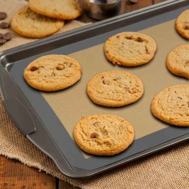 Baking mat on a baking tray with cookies on it