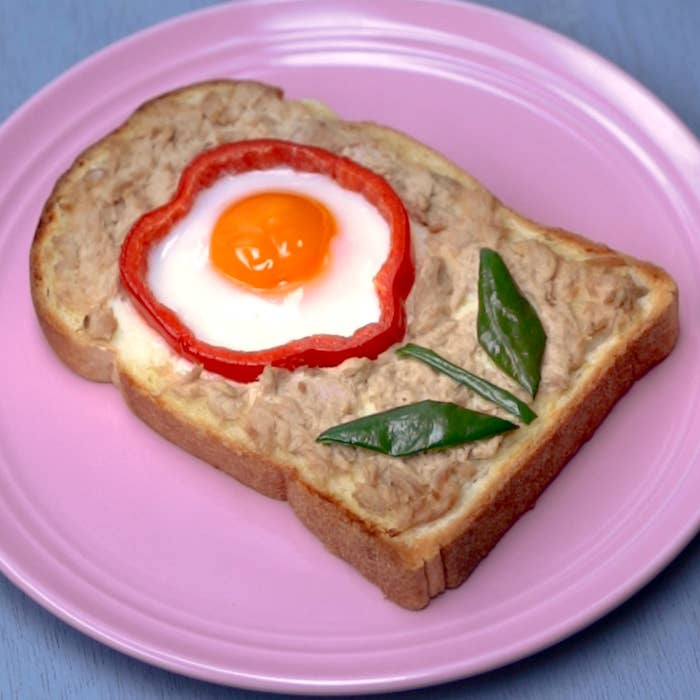 パプリカで簡単 可愛いお花トースト レシピ 作り方 Tasty