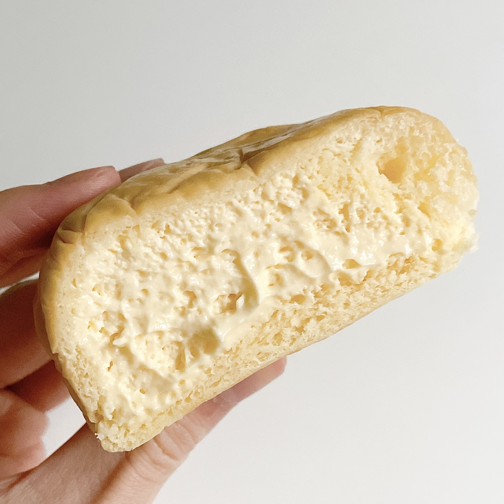 FamilyMart（ファミリーマート）のおすすめのスイーツ「冷やして食べるとろけるくりーむパン カスタード」
