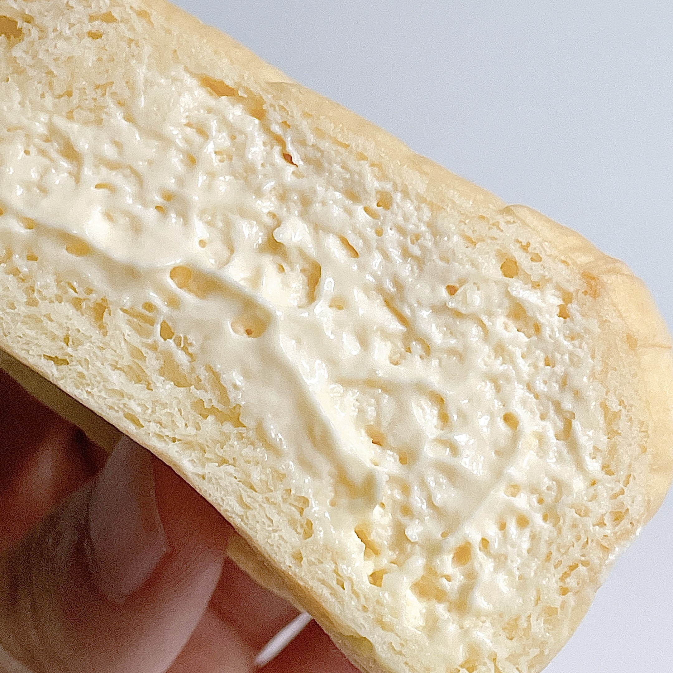 FamilyMart(ファミリーマート)のおすすめのスイーツ「冷やして食べるとろけるくりーむパン カスタード」