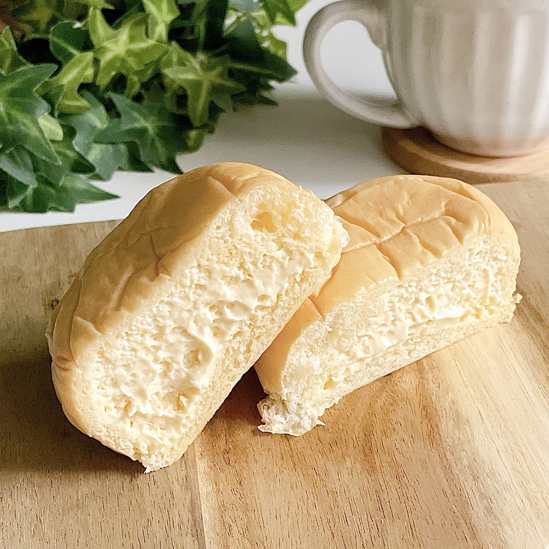 FamilyMart（ファミリーマート）のおすすめのスイーツ「冷やして食べるとろけるくりーむパン カスタード」