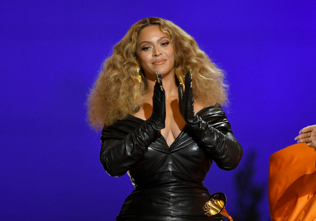 Beyonce clapping on stage
