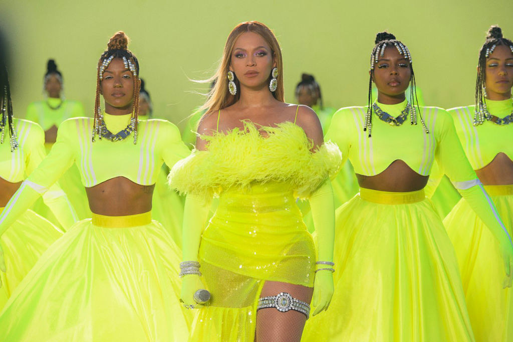 Beyonce with backup dancers on stage