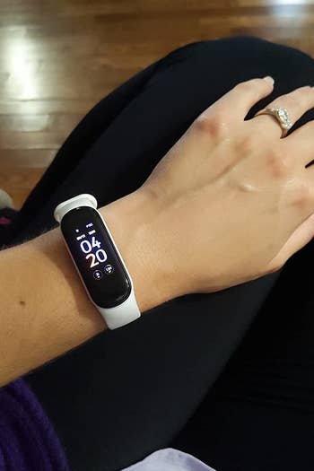 another reviewer shows the time on the white band tracker