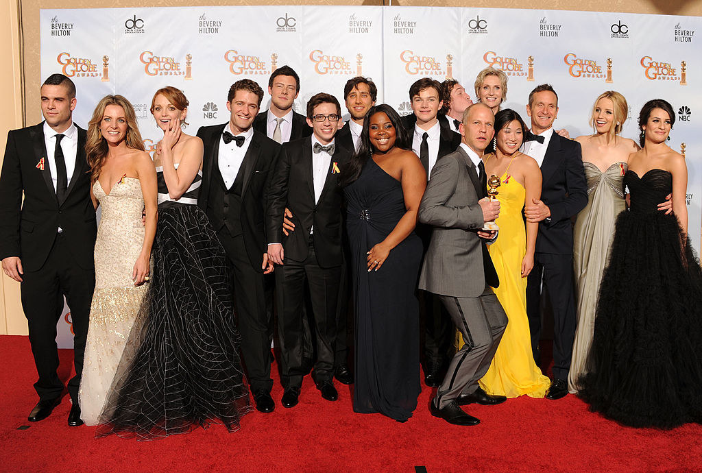 The entire cast on the Golden Globes red carpet with Ryan holding their award