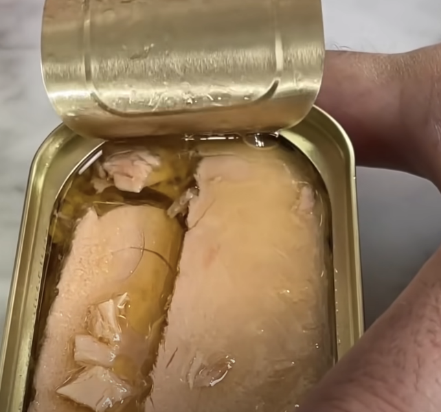 tuna in oil in a can