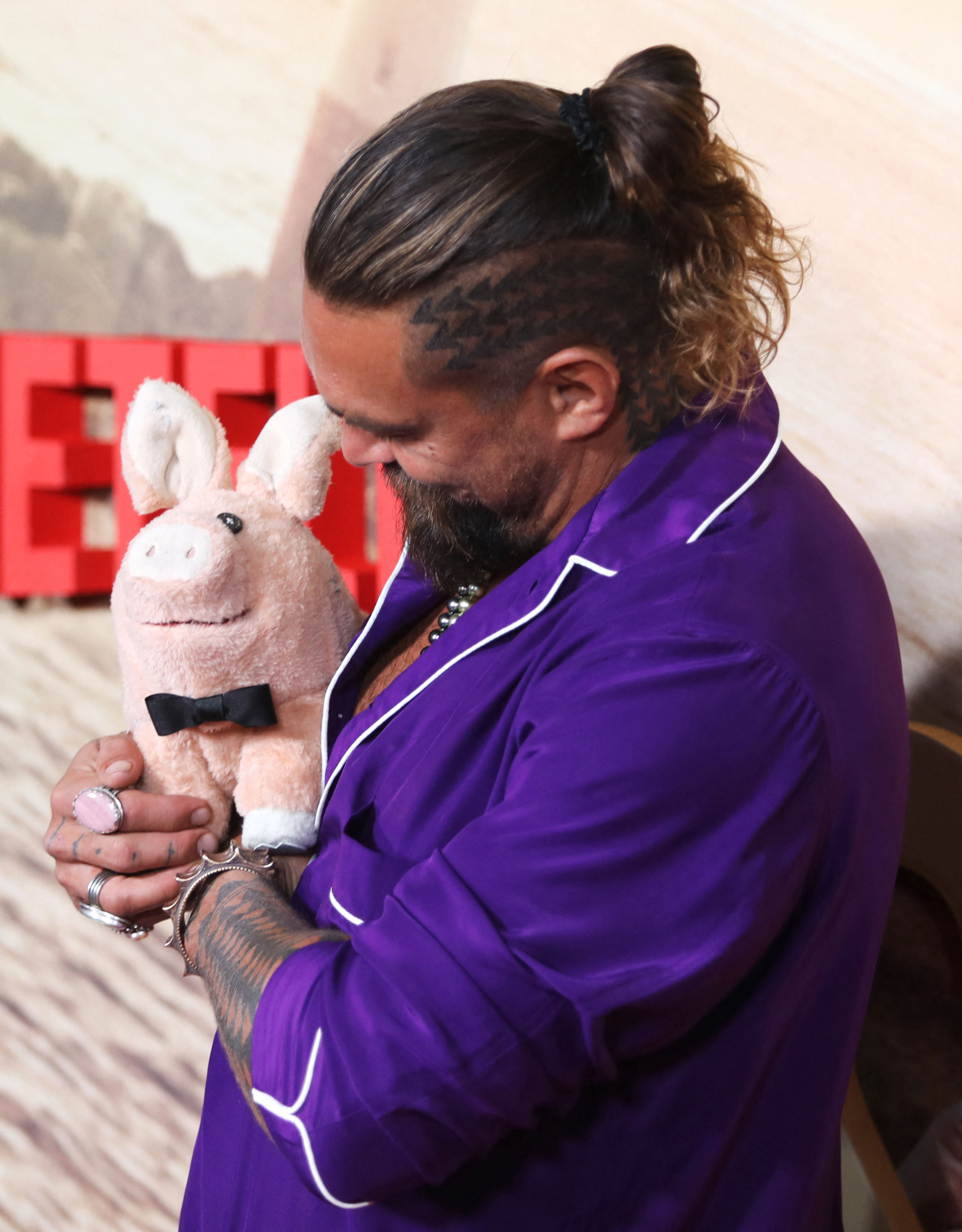 Jason Momoa Is Obsessed With His Pet Pig - 3