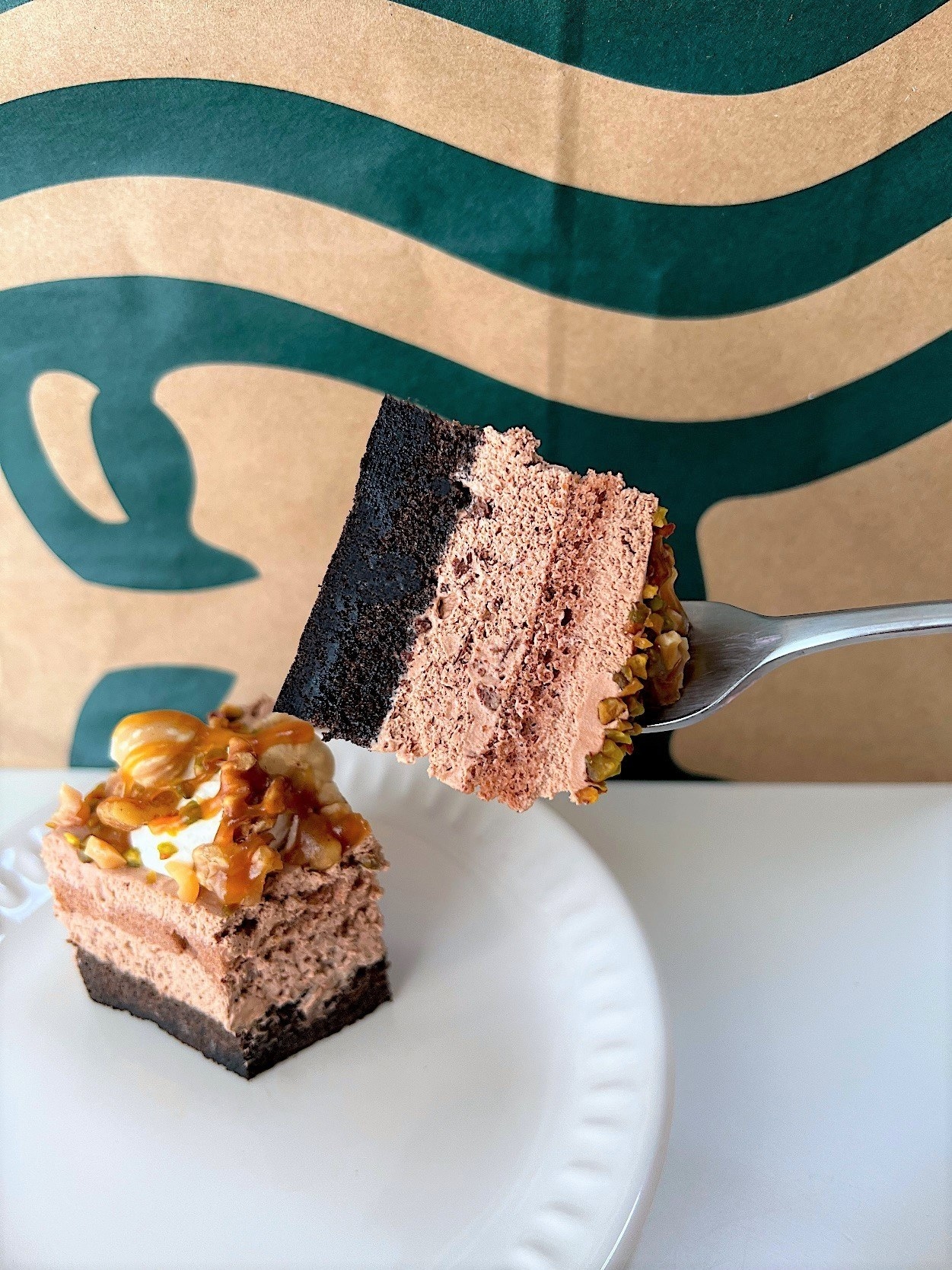 Starbucks（スターバックス）のおすすめスイーツ「ナッツ＆キャラメルのチョコレートケーキ」
