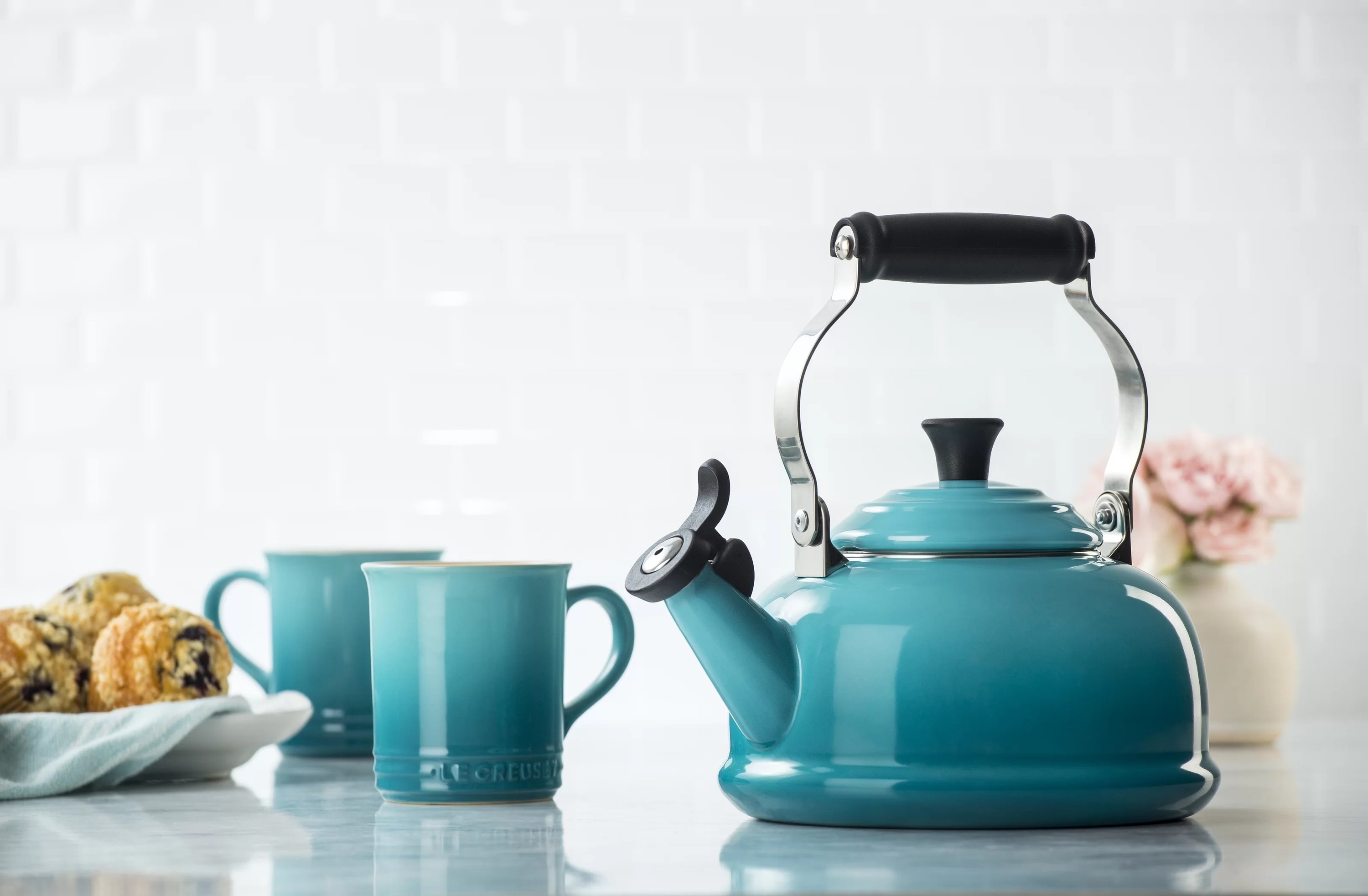 Какой чайник безопасный для здоровья. Чайник le Creuset. Le Creuset чайник со свистком. Чайник Solis Tea kettle Classic. Чайник заварочный черный le Creuset.