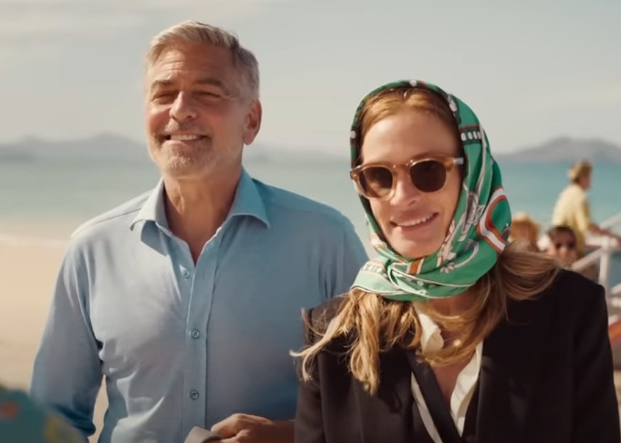 George Clooney and Julia Roberts as David and Georgia greet their daughter, Lily, on the beach