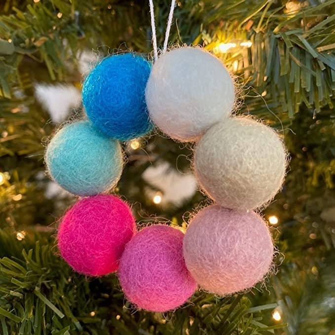 50 bolas hechas de lana de diferentes colores