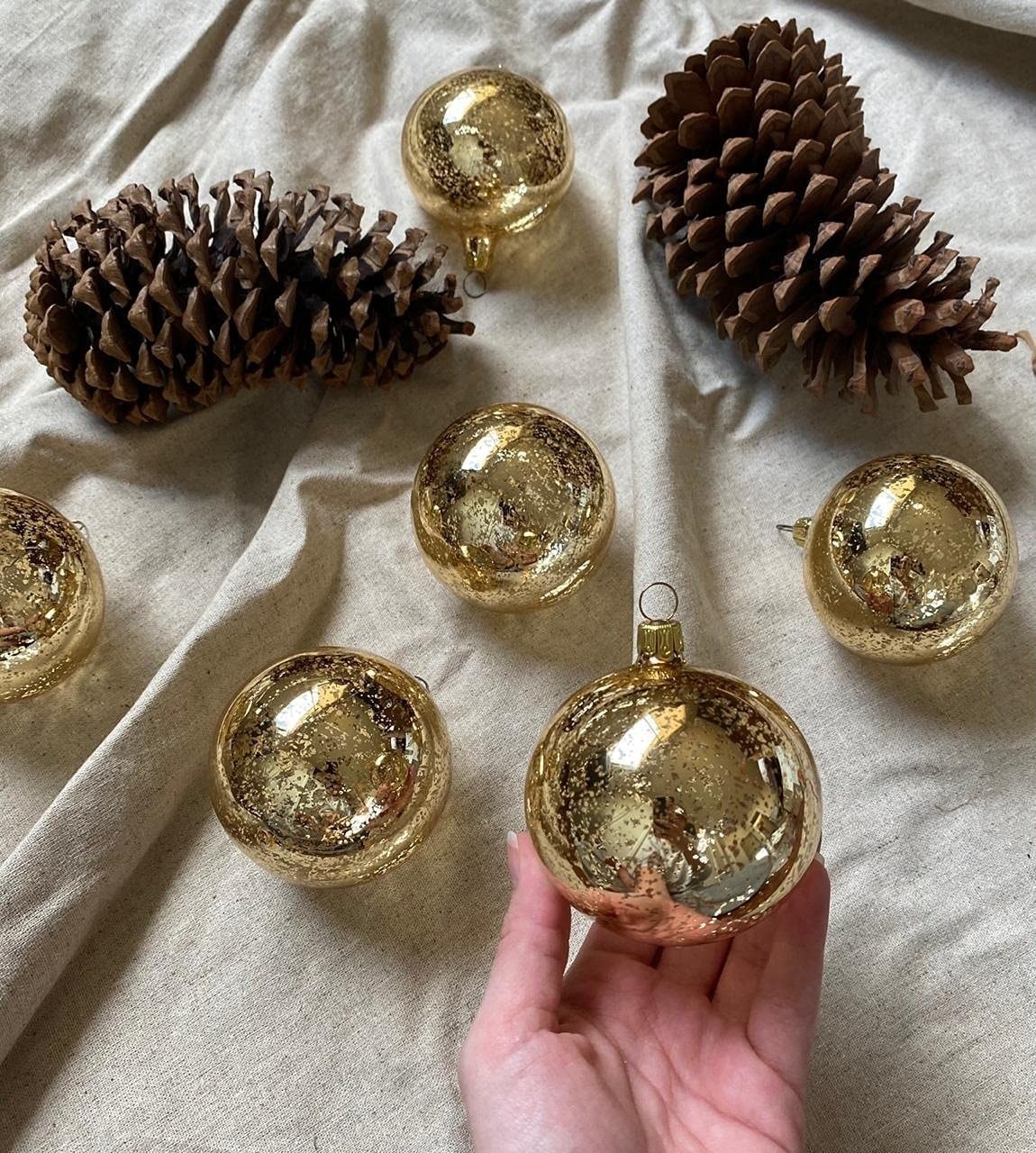 Esferas navideñas color dorado pintadas a mano para decorar árbol de Navidad