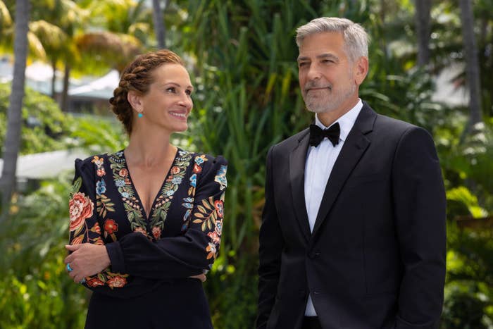 TICKET TO PARADISE, from left: Julia Roberts, George Clooney, 2022