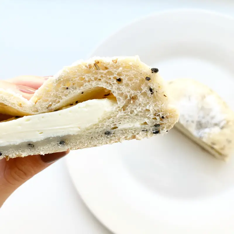 セブン-イレブンのオススメのパン「７プレミアム ごまとチーズクリームのパン」