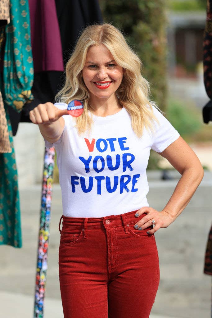 坎迪斯微笑她穿着一件衬衫,说“你Future"投票;